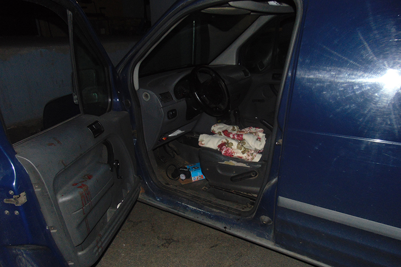 У Києві чоловік інсценував розбійний напад, щоб вкрасти гроші.