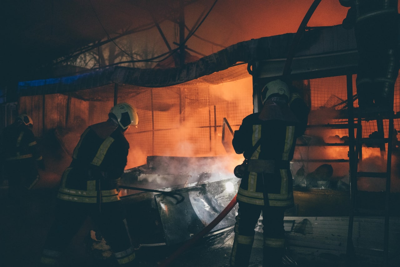 На Лівобережці сталася пожежа в торговельних павільйонах.