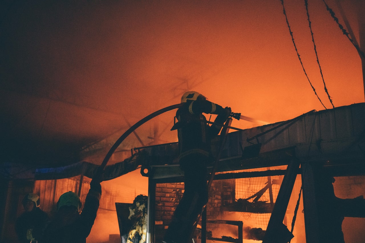На Лівобережці сталася пожежа в торговельних павільйонах.
