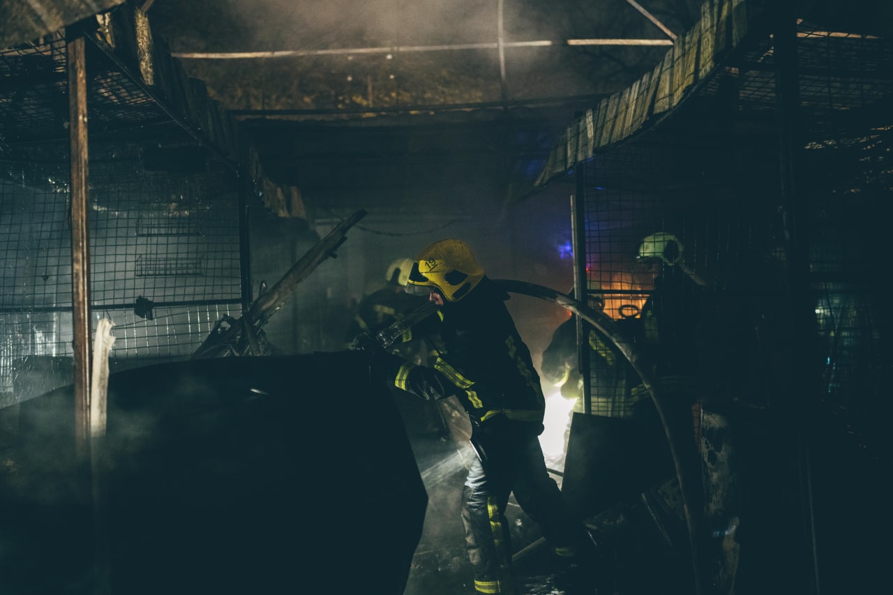 На Лівобережці сталася пожежа в торговельних павільйонах.