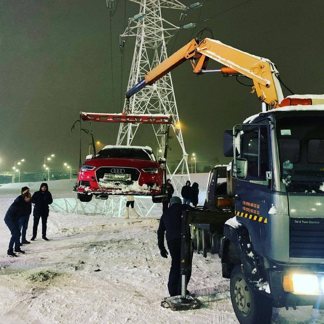 Возле ТРЦ "Блокбастер" автомобиль слетел с дороги