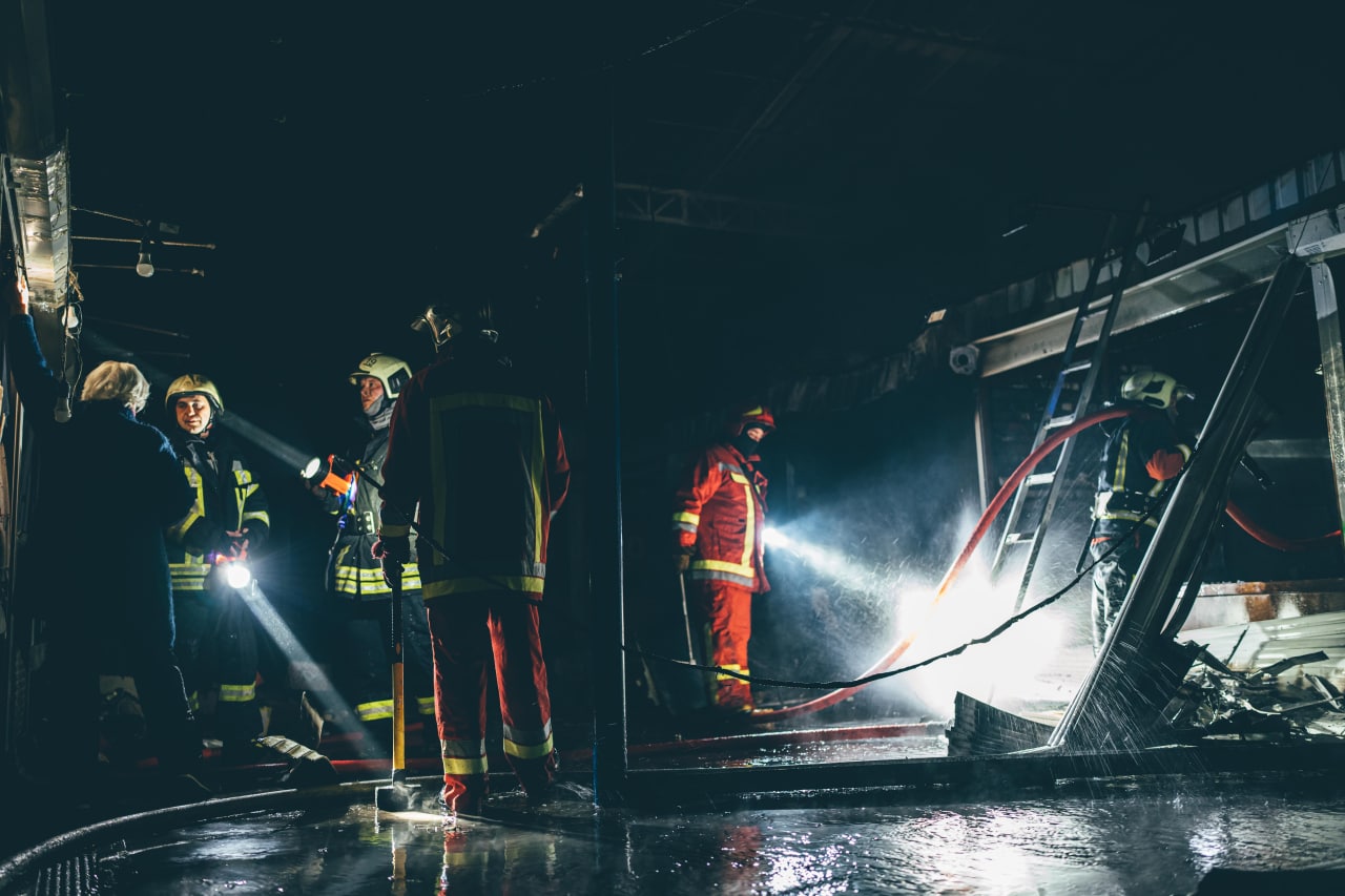 На Лівобережці сталася пожежа в торговельних павільйонах.