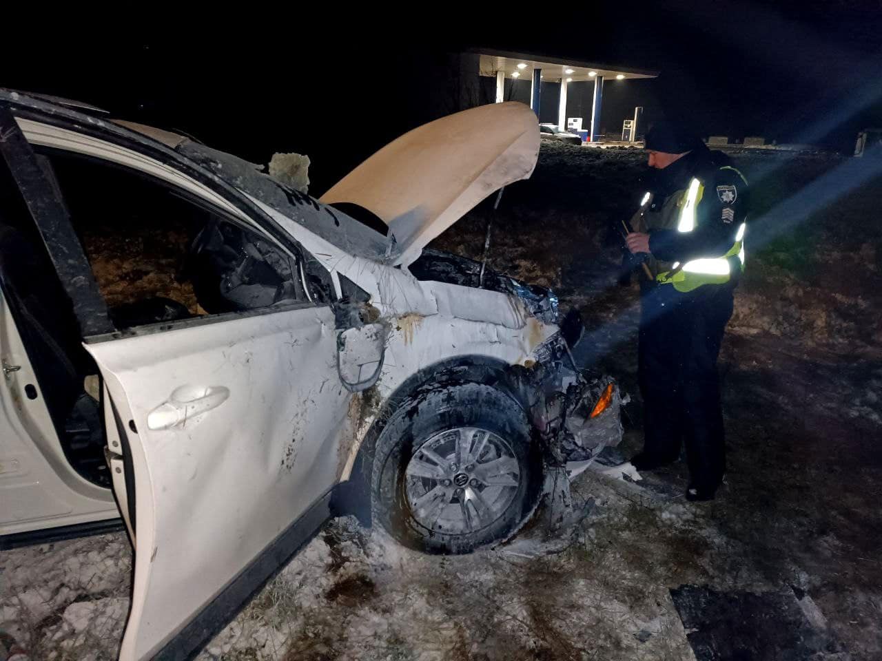 В Киевской области автомобиль съехал в кювет и загорелся: есть пострадавшая.