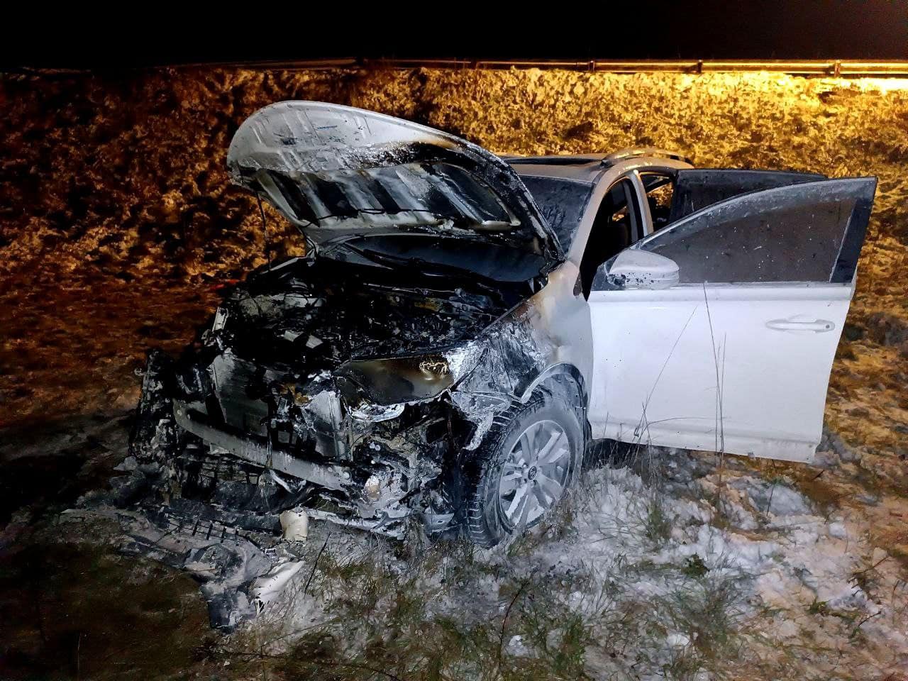 В Киевской области автомобиль съехал в кювет и загорелся: есть пострадавшая.