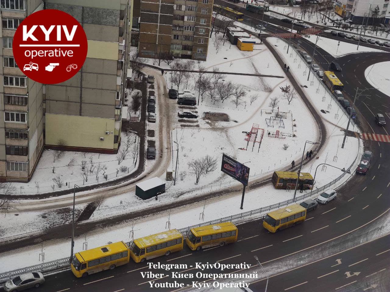 На Троещине автобус заехал на тротуар и застрял в сугробе