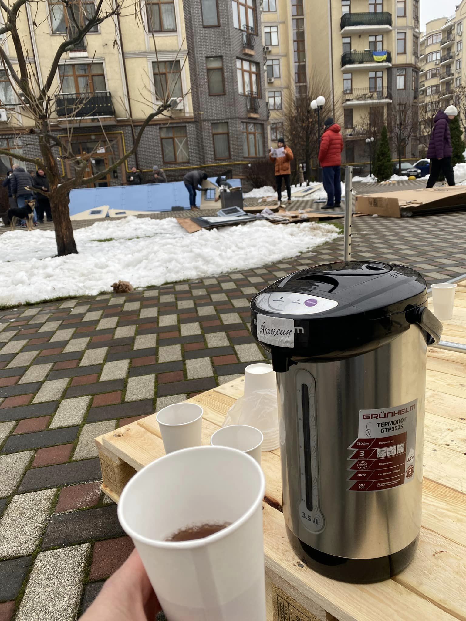 Жители Бучи самостоятельно обустраивают пункт обогрева возле дома.