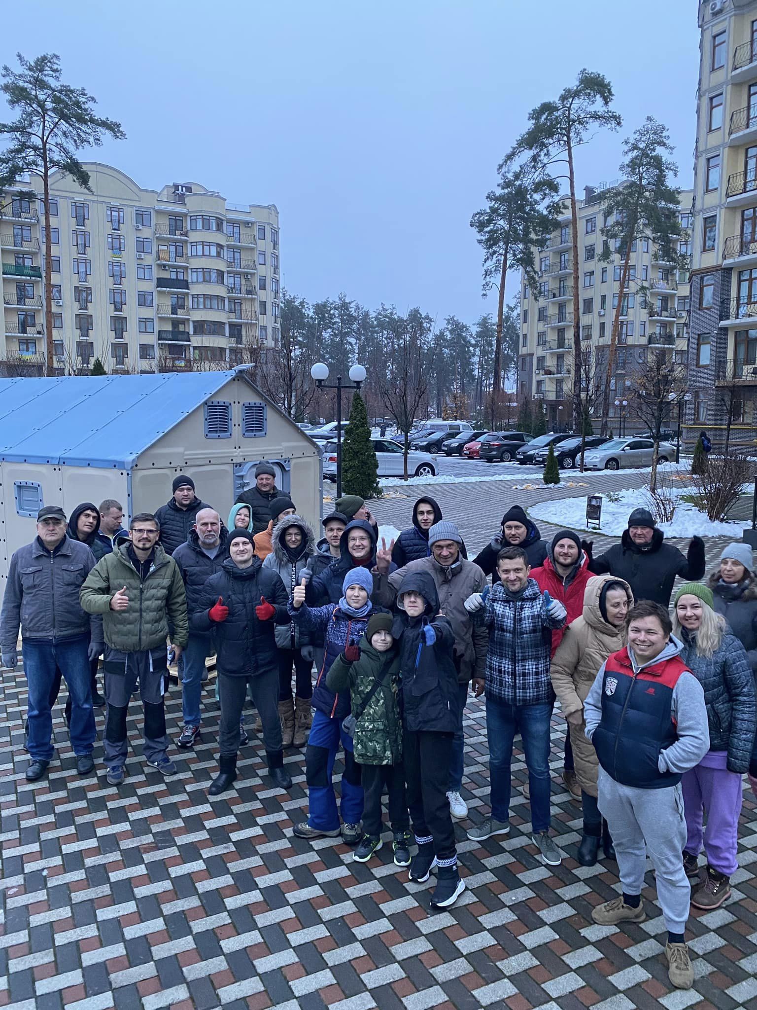 Жители Бучи самостоятельно обустраивают пункт обогрева возле дома.