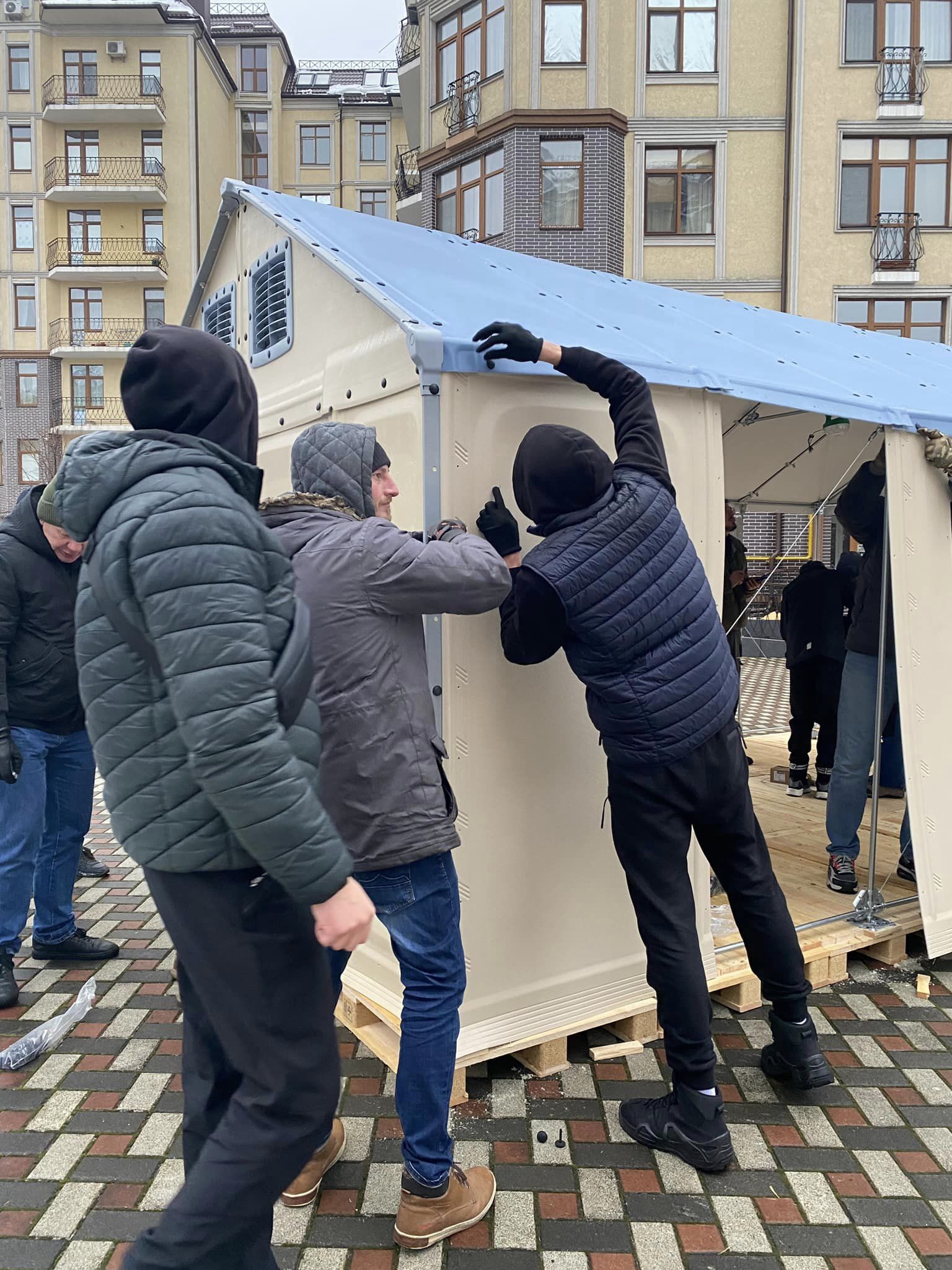 Жители Бучи самостоятельно обустраивают пункт обогрева возле дома.