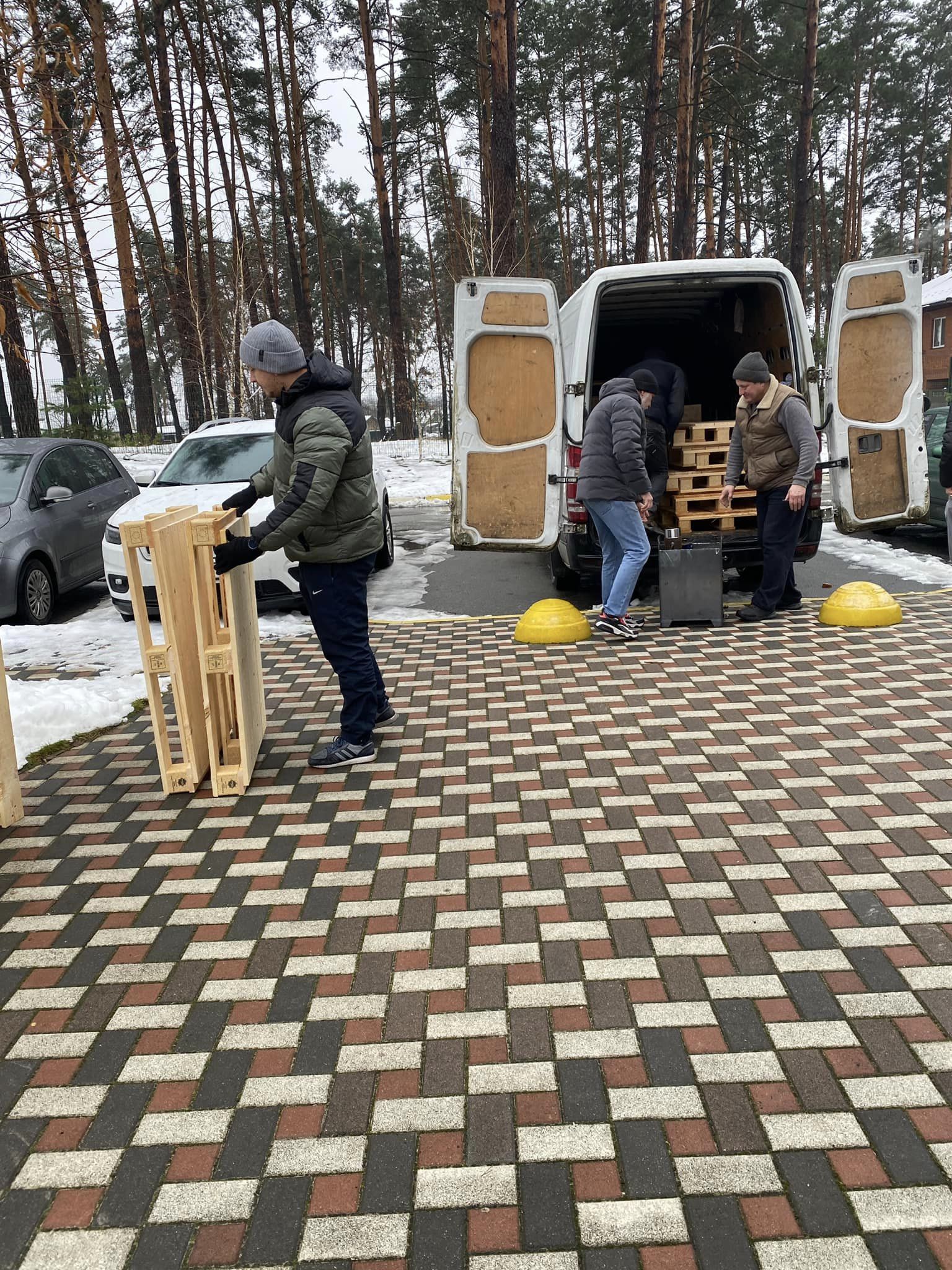 Жители Бучи самостоятельно обустраивают пункт обогрева возле дома.