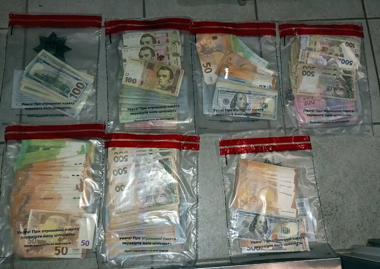 У Києві адміністратор ломбарду зберігав зброю і награбовані речі.