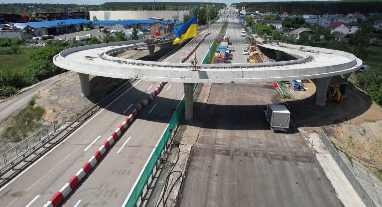 У Стоянці відкрили рух відбудованим мостом для всіх видів транспорту.