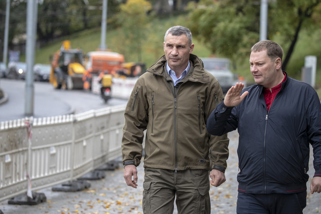 На Подольском спуске завершают ремонт дороги: когда возобновят движение.