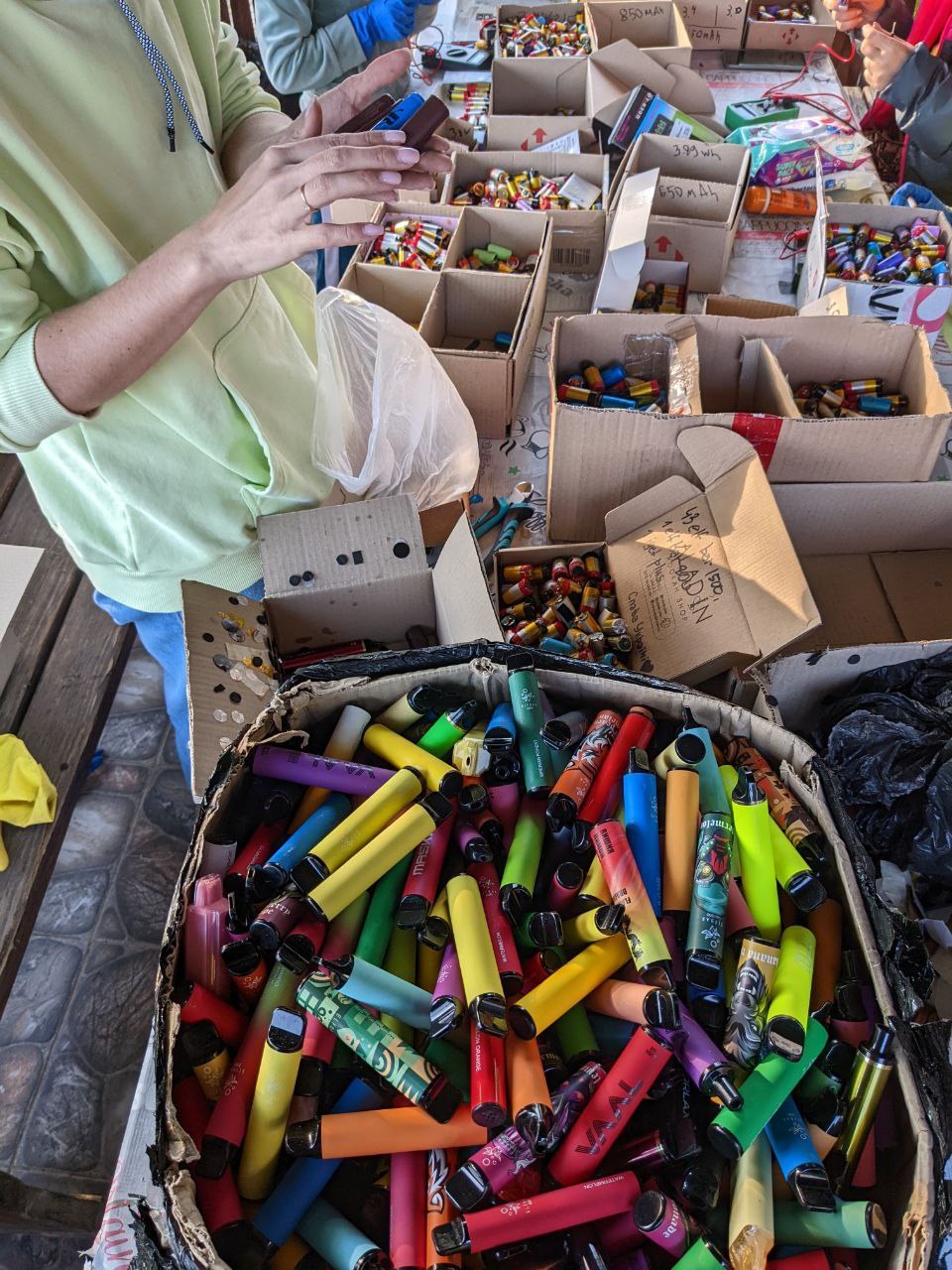 Изобретатели из Киева создают павербанки и другие устройства для бойцов из ВСУ.