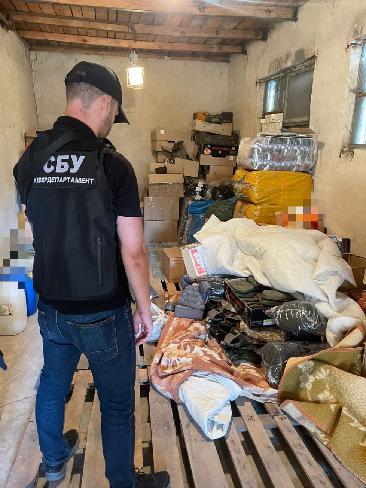 У Києві "благодійник" продавав гуманітарну допомогу, призначену для ЗСУ.