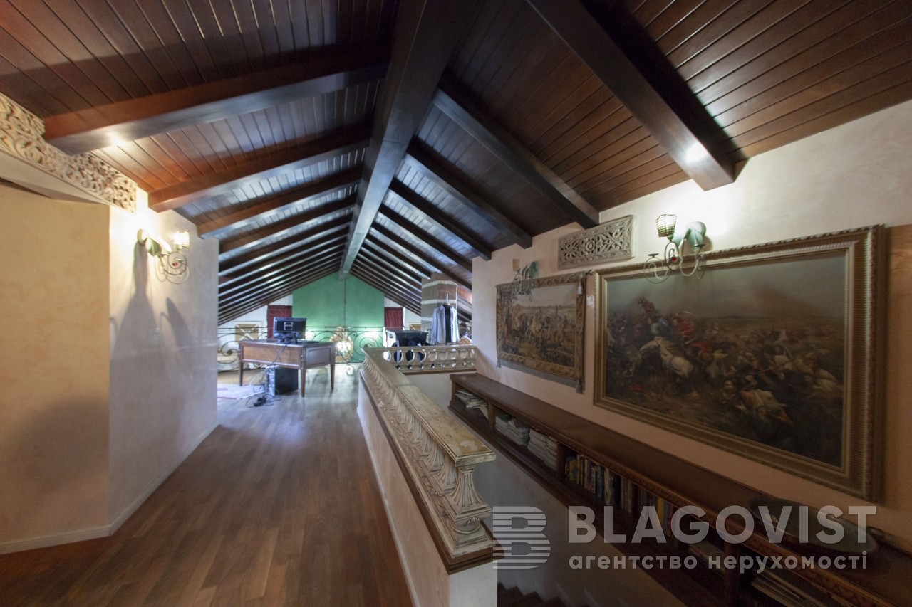 В центре Киева продают роскошную квартиру за 1 млн долларов.