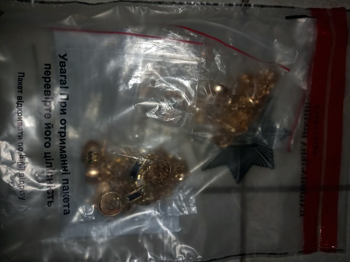 У Києві адміністратор ломбарду зберігав зброю і награбовані речі.