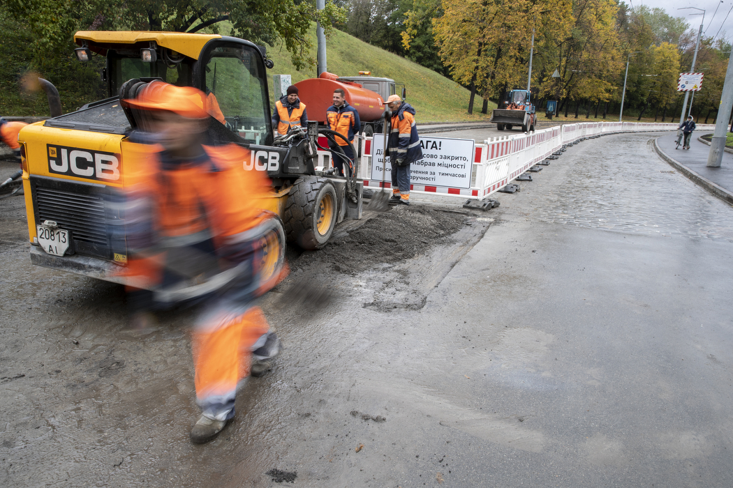 На Подольском спуске завершают ремонт дороги: когда возобновят движение.
