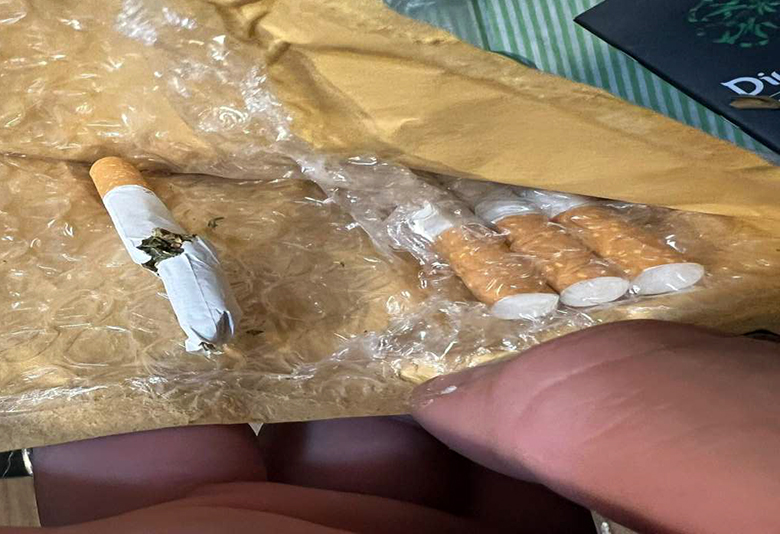 В Киеве задержан парень, который сбывал наркотики под видом сладостей.