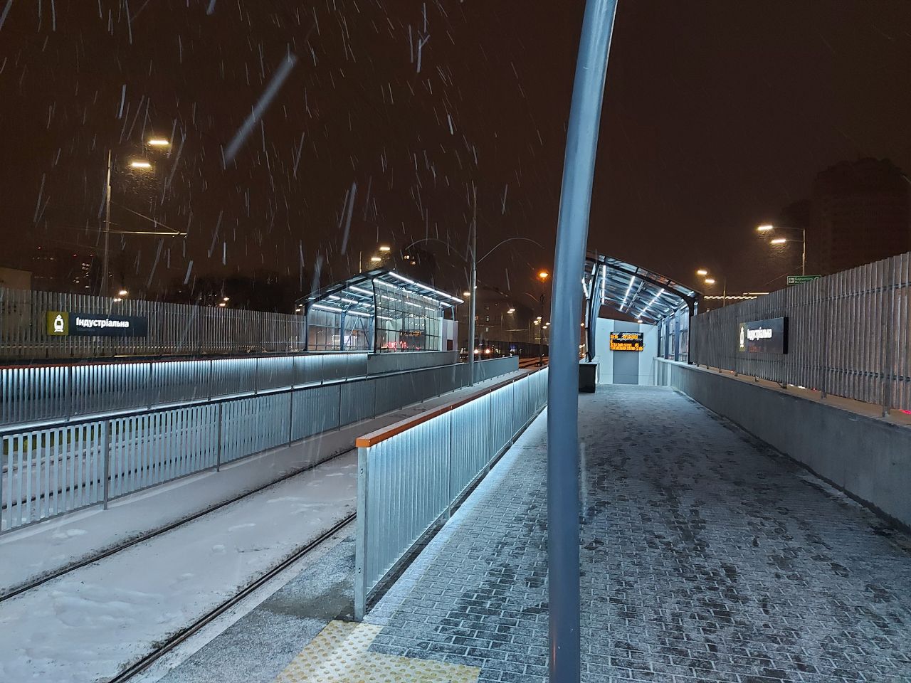 В Киеве после капитального ремонта открыли трамвайную станцию "Индустриальная"