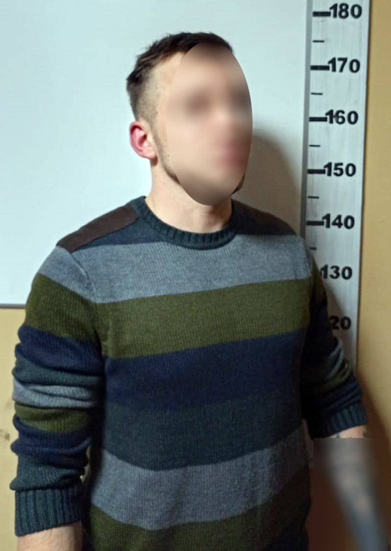 У Києві адміністратор ломбарду зберігав зброю і награбовані речі.