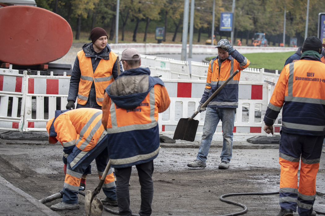На Подольском спуске завершают ремонт дороги: когда возобновят движение.