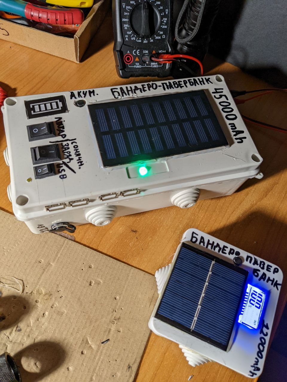 Изобретатели из Киева создают павербанки и другие устройства для бойцов из ВСУ.