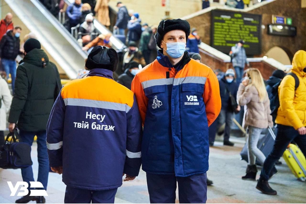 На Центральном ж/д вокзале для помощи с багажом можно вызвать портера.