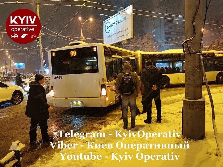 Из-за снегопада транспорт остановился