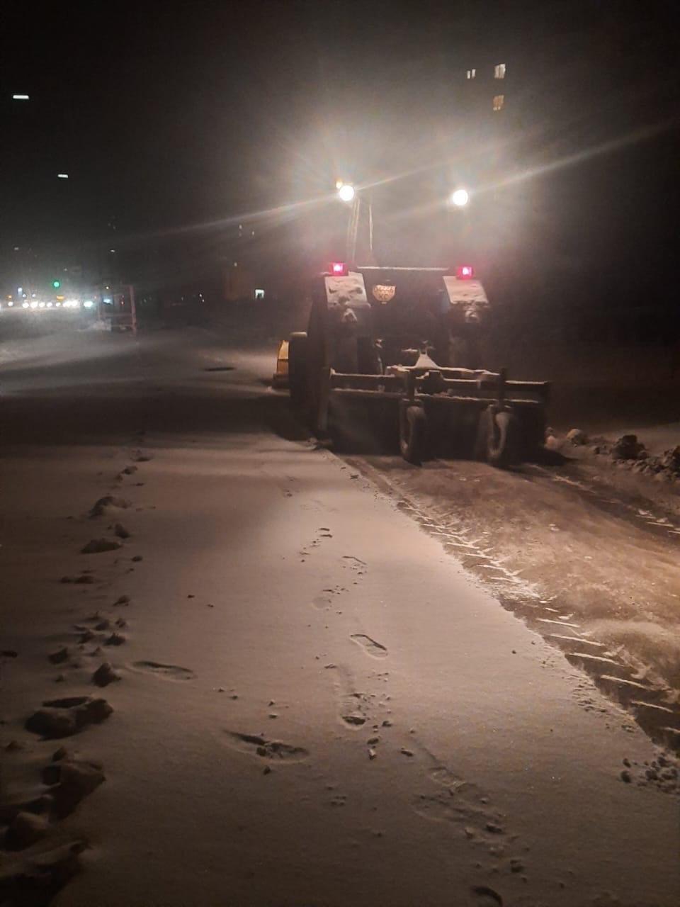 Снегопад в Киеве: на улицах работают коммунальщики и техника.