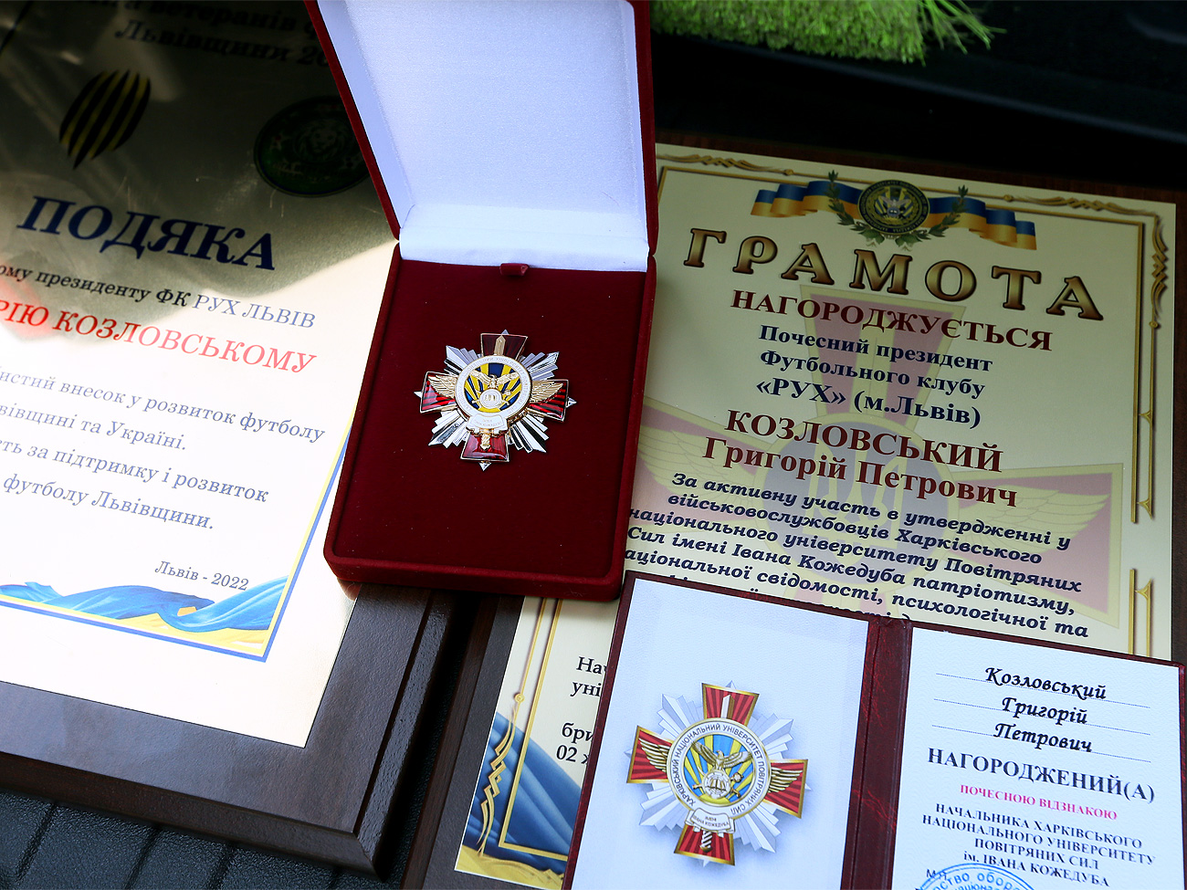 Григорій Козловський отримав почесну відзнаку від ЗСУ. || Фото: fcrukh.com