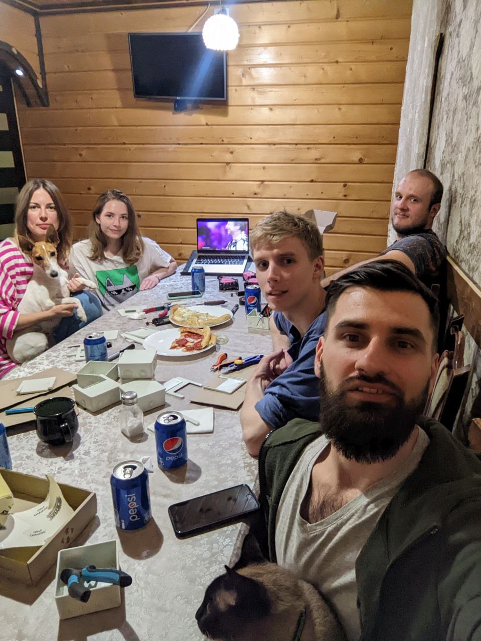 Изобретатели из Киева создают павербанки и другие устройства для бойцов из ВСУ.