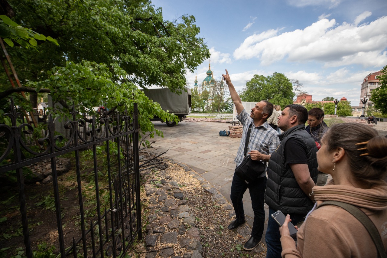 Експерти розповіли, як відновлюватимуть зруйновану вітром 400-річну липу в Києві.