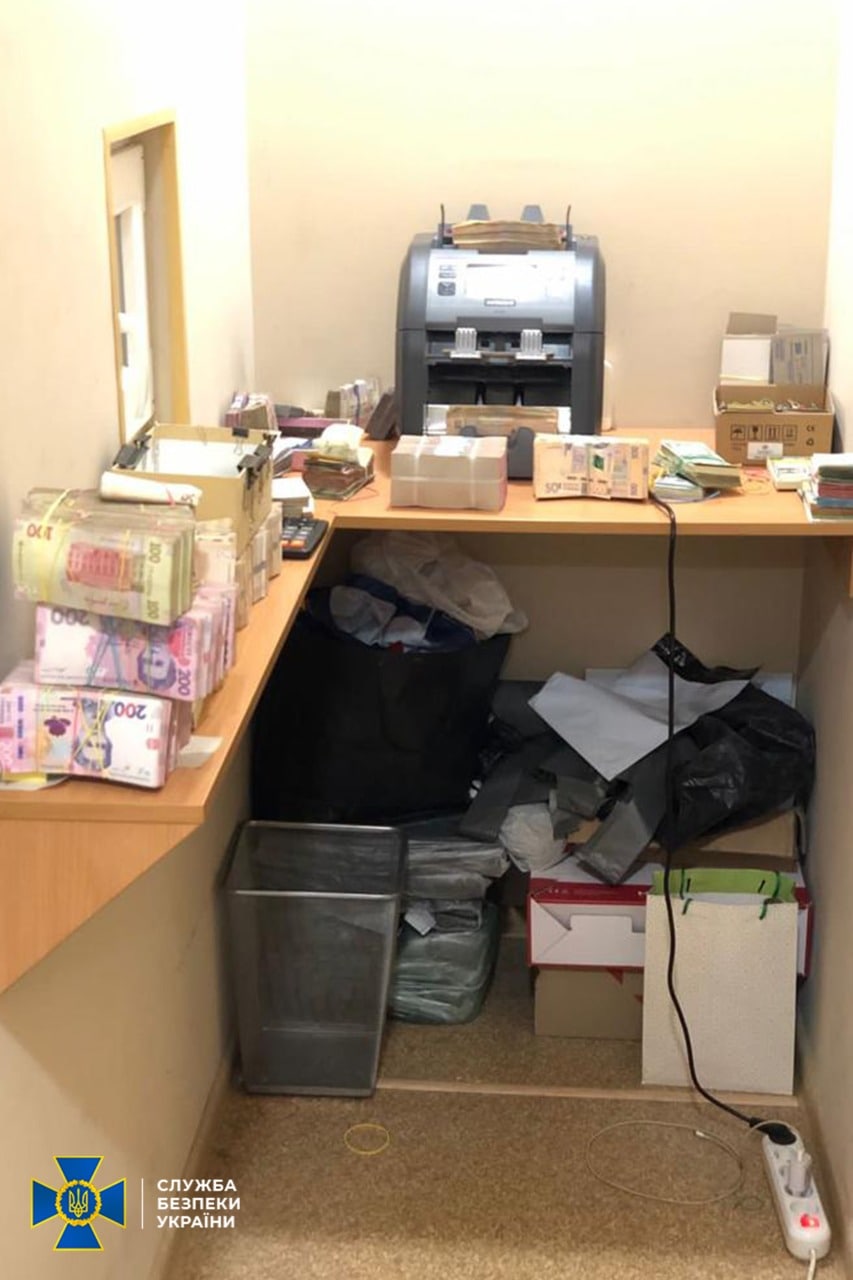 Мешканці Київщини налагодили механізм відправки коштів із заборонених систем РФ.