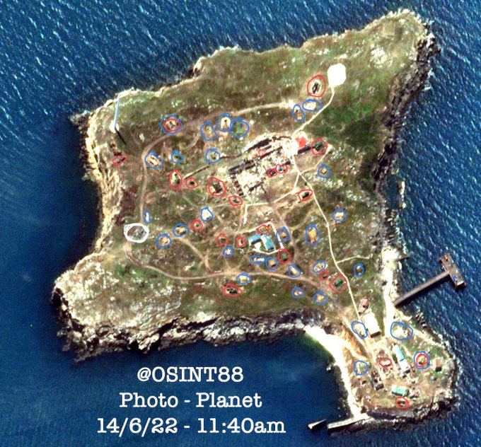 Скупчення укріплень ворога на острові Зміїний.