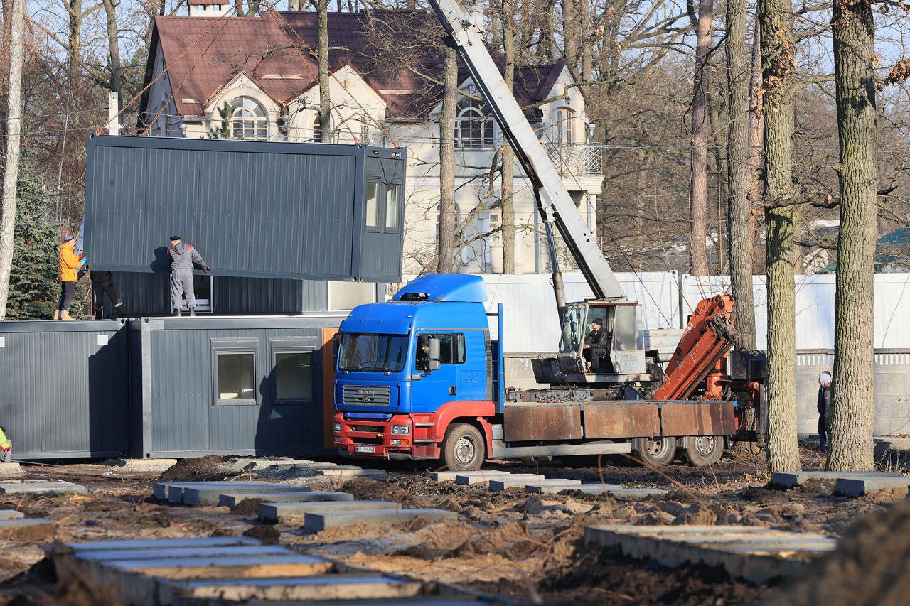 В Ирпене строят новый модульный городок для потерявших жилье.