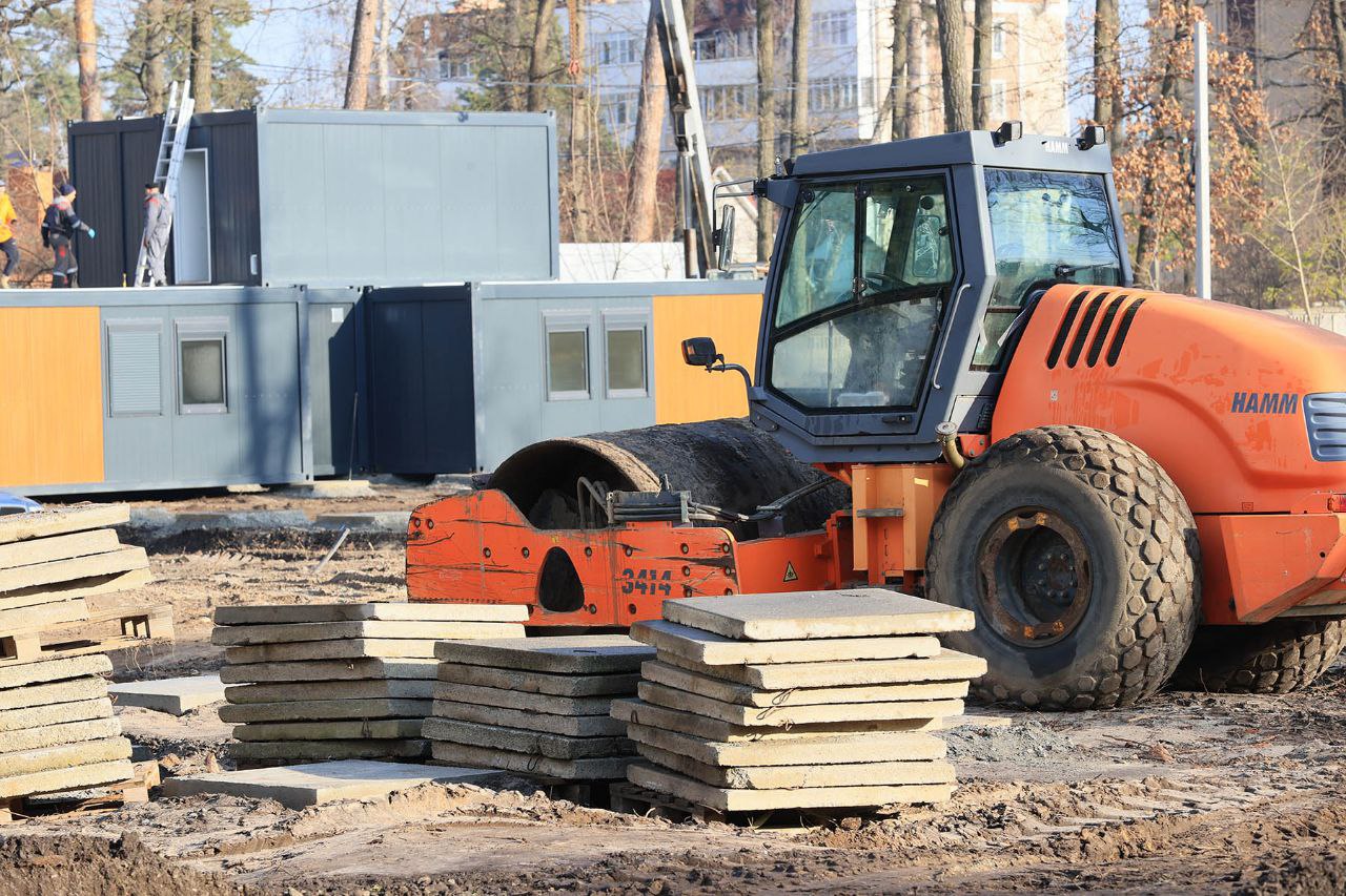 В Ирпене строят новый модульный городок для потерявших жилье.