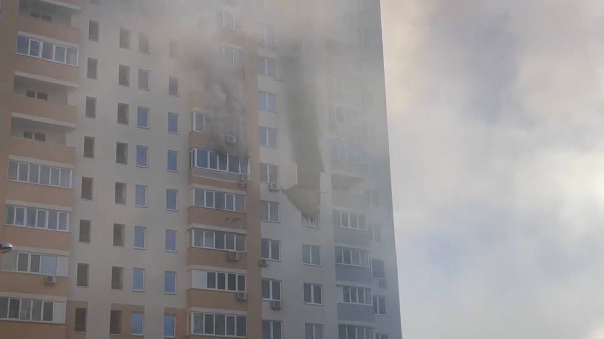 У Подільському районі загорілася квартира, ймовірно, через вибух акумулятора.