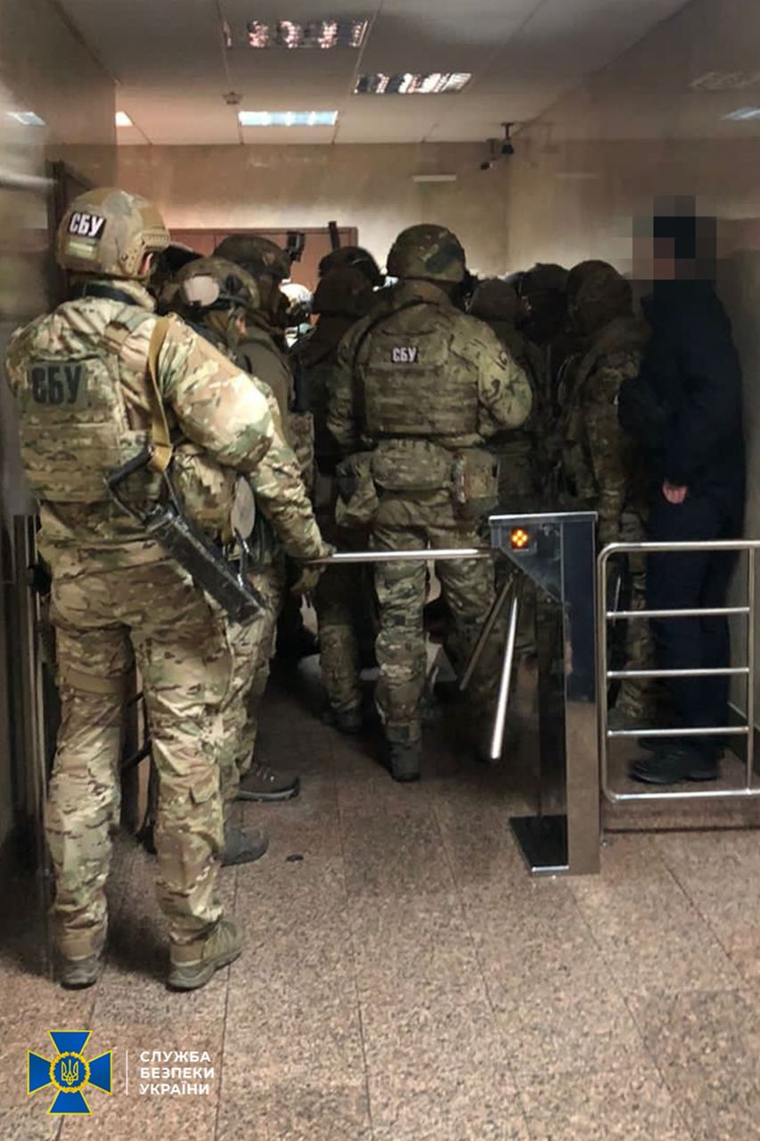 В 6 облэнерго Украины проводят обыски из-за причастности к компании из РФ.