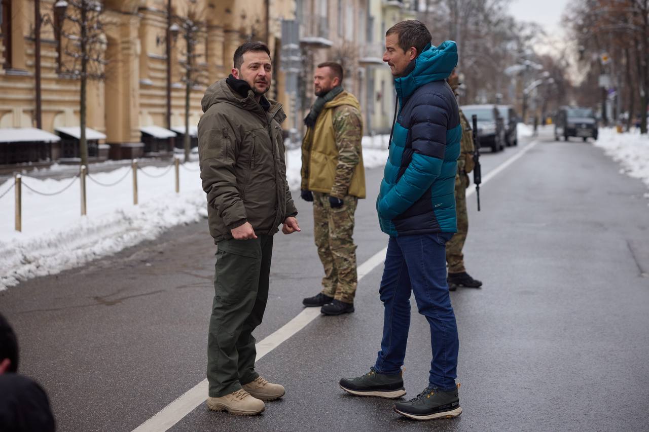 До Києва на зйомки приїхав відомий британський ведучий Бер Гріллз.