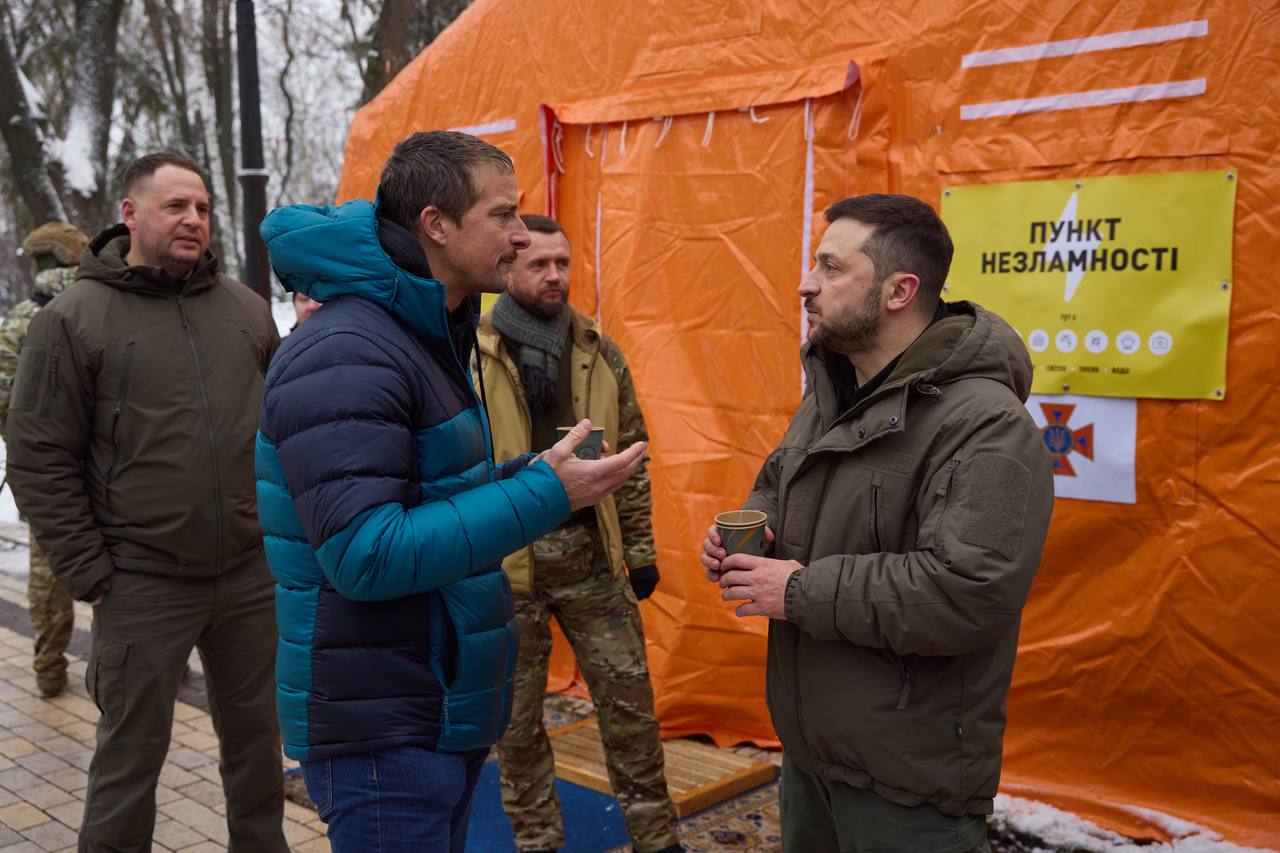До Києва на зйомки приїхав відомий британський ведучий Бер Гріллз.