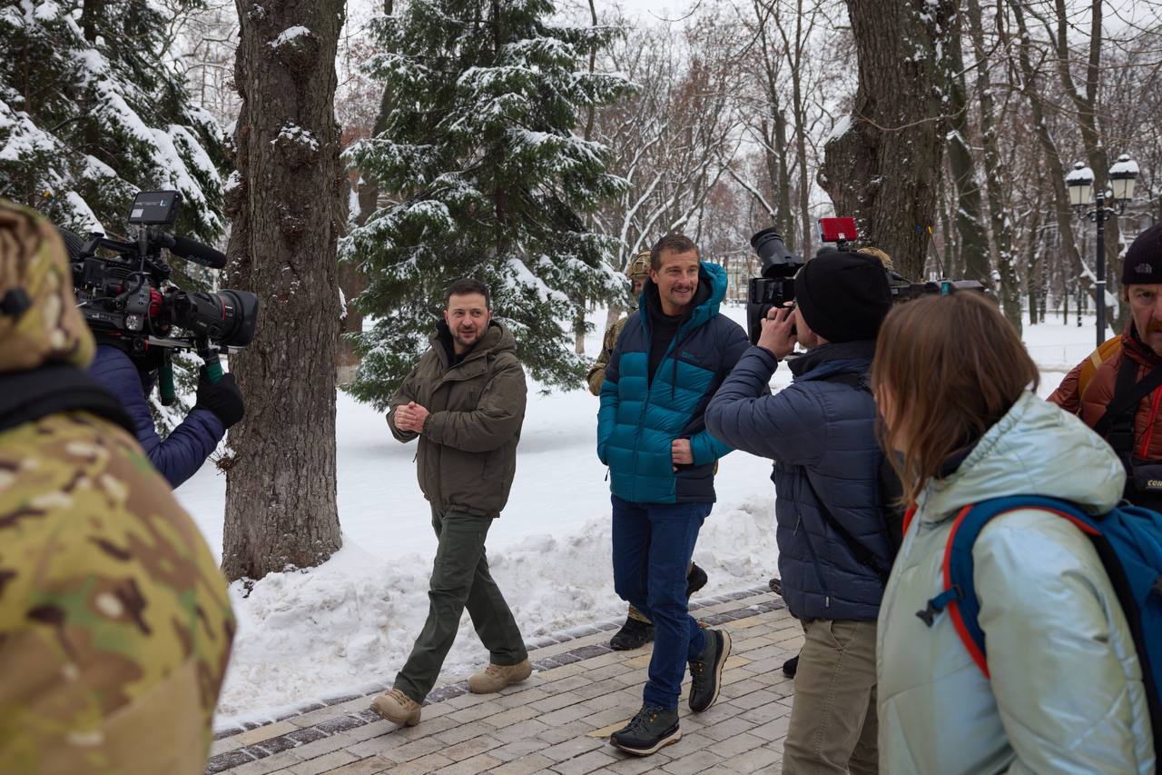 До Києва на зйомки приїхав відомий британський ведучий Бер Гріллз.