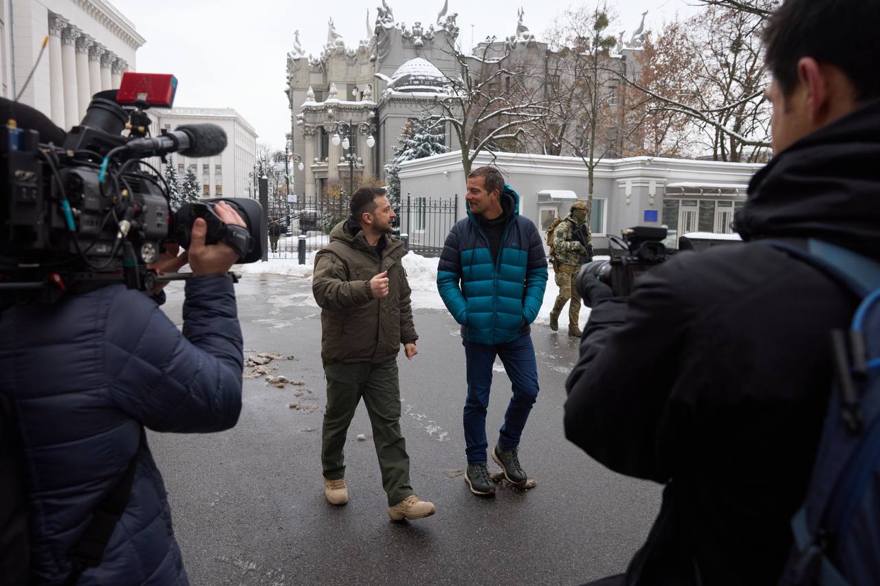 До Києва на зйомки приїхав відомий британський ведучий Бер Гріллз.