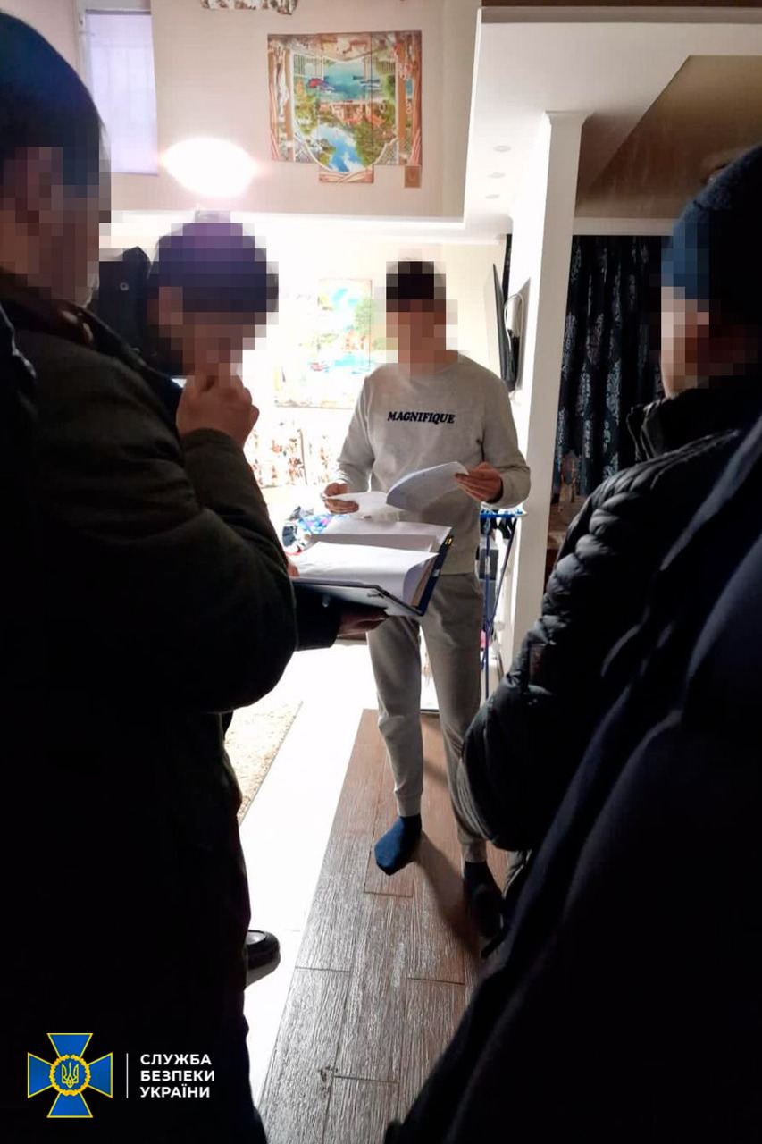 В Киевской области разоблачили дельца, который совершали фальшивые спецпропуска.