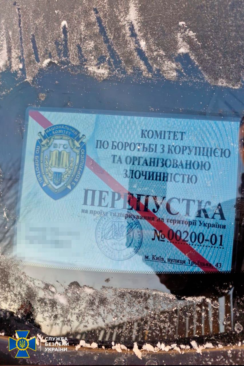 В Киевской области разоблачили дельца, который совершали фальшивые спецпропуска.