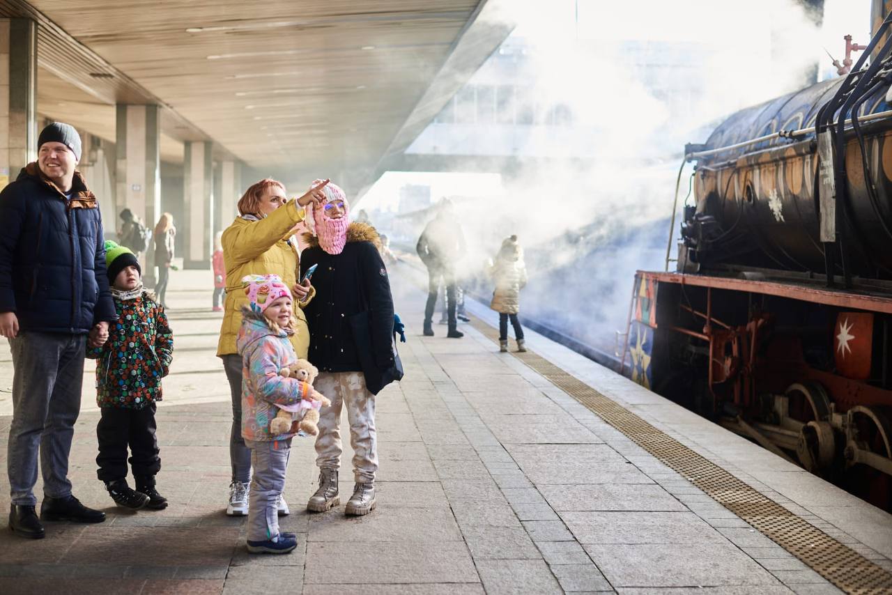 На зимові свята Києвом курсуватиме казковий ретро-поїзд.