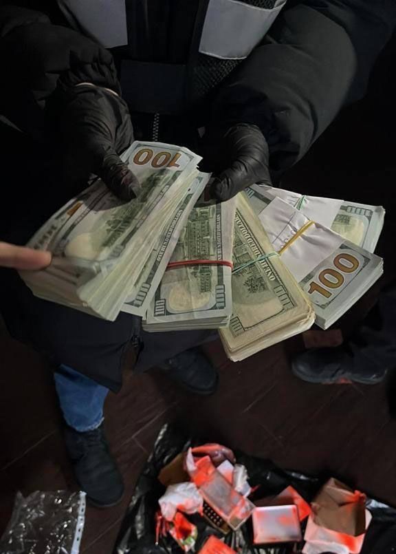 У Києві чоловік напав на жінку, пограбував її та погрожував вбити дітей.