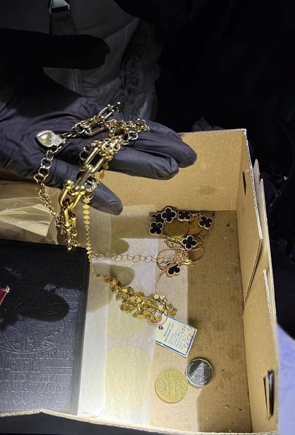 У Києві чоловік напав на жінку, пограбував її та погрожував вбити дітей.