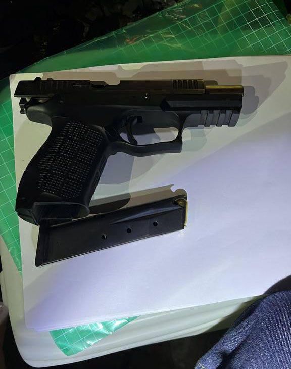 У Києві чоловік напав на жінку, пограбував її та погрожував вбити дітей.