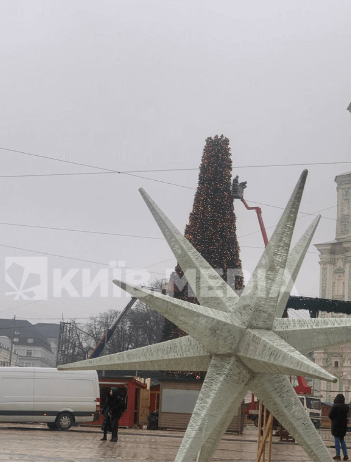 В сети показали, как выглядит верхушка новогодней елки на Софийской площади