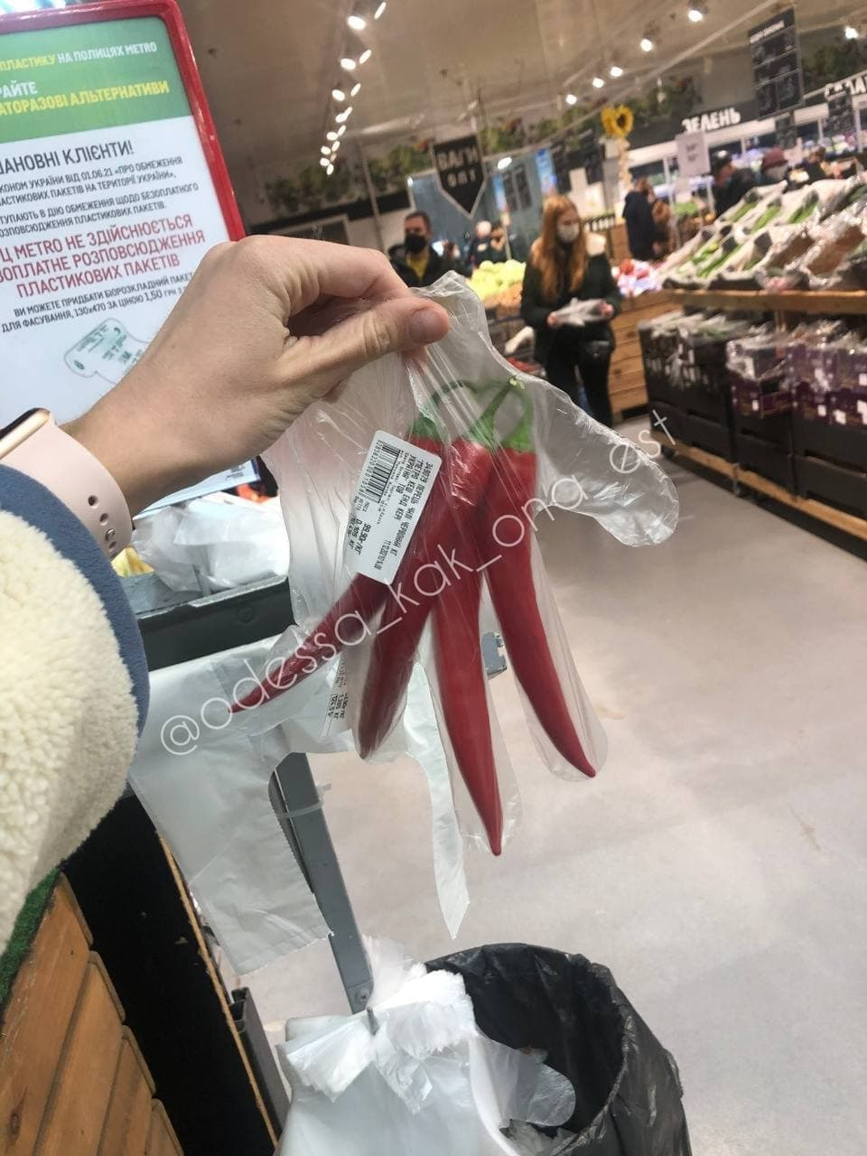 Украинцы пакуют фрукты в одноразовые перчатки.